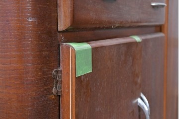 イギリスヴィンテージ　NEATETTE　型板ガラス入り　多彩な収納を備えたオールインワン型キッチンキャビネット　(R-090197)