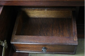 イギリスヴィンテージ　希少モデル　マホガニー材　隠されたビューローに遊び心を感じるキャビネット　(R-090198)