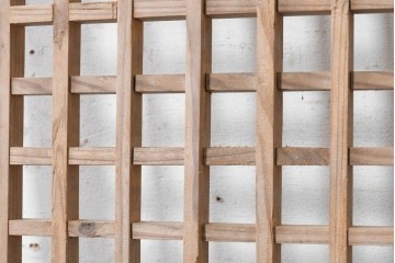 中国アンティーク建具　李朝風建具　素朴な木味と格子意匠を楽しめる窓1枚　(R-090211)