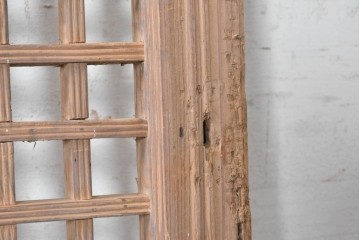 中国アンティーク建具　李朝風建具　素朴な木味と格子意匠を楽しめる窓1枚　(R-090212)