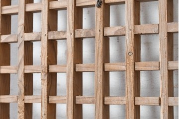 中国アンティーク建具　李朝風建具　素朴な木味と格子意匠を楽しめる窓1枚　(R-090212)