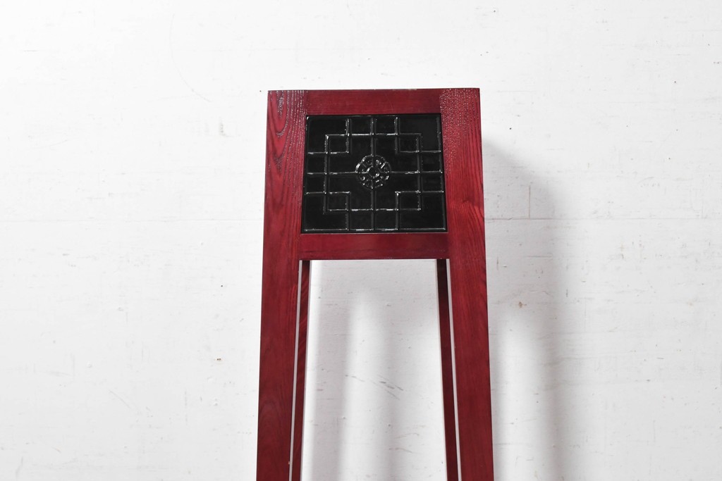 中古　中国伝統デザインの幾何学模様が目を引くモダンデザインの花台　(R-090213)