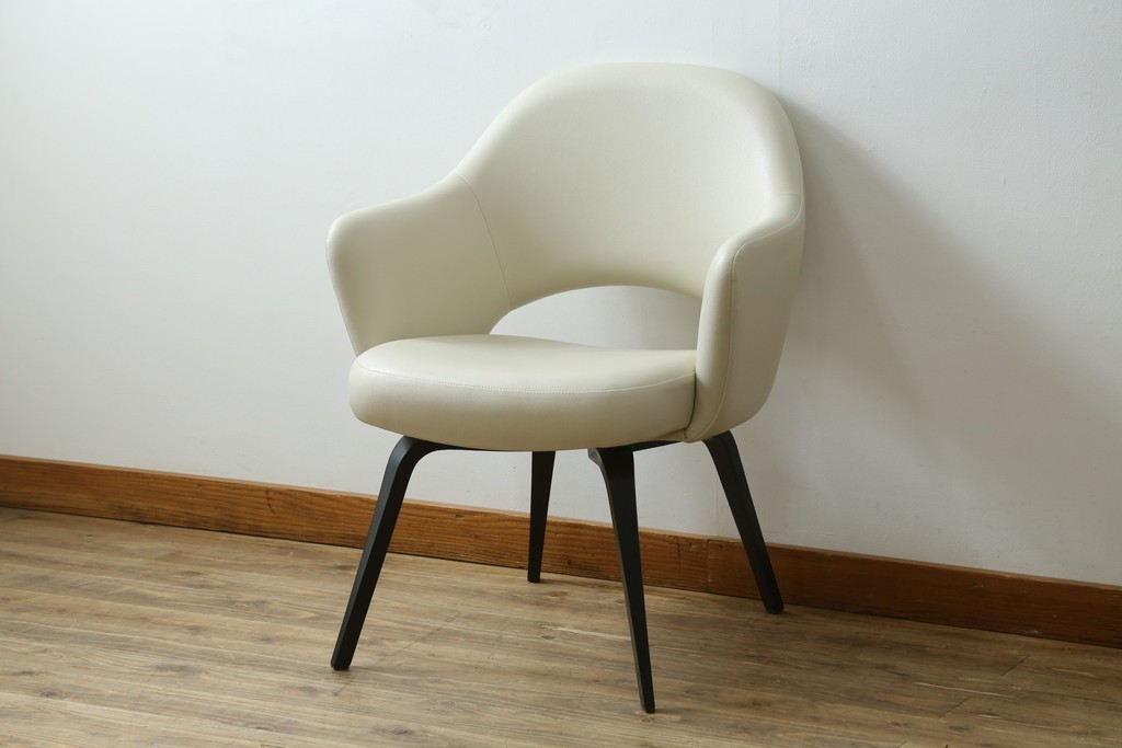 新古　未使用　Knoll(ノル)　本革(レザー)　生地KT Collection　脚エボニーウッド　Saarinen Collection Conference Arm Chair(サーリネン コレクション カンファレンス アームチェア)　シンプルで使い勝手の良いアームチェア　定価約48万円　(R-090219)