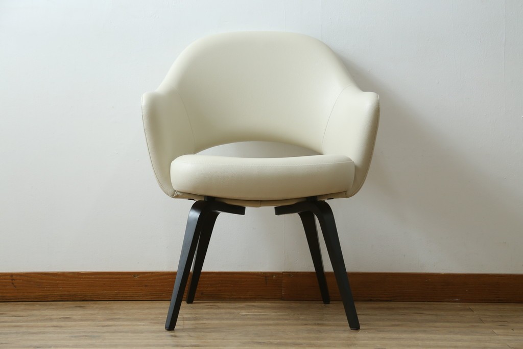 新古　未使用　Knoll(ノル)　本革(レザー)　生地KT Collection　脚エボニーウッド　Saarinen Collection Conference Arm Chair(サーリネン コレクション カンファレンス アームチェア)　シンプルで使い勝手の良いアームチェア　定価約48万円　(R-090219)