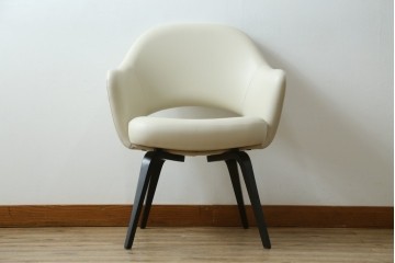 新古　未使用　Knoll(ノル)　本革(レザー)　生地KT Collection　脚エボニーウッド　Saarinen Collection Conference Arm Chair(サーリネン コレクション カンファレンス アームチェア)　シンプルで使い勝手の良いアームチェア　定価約48万円　(R-090219)