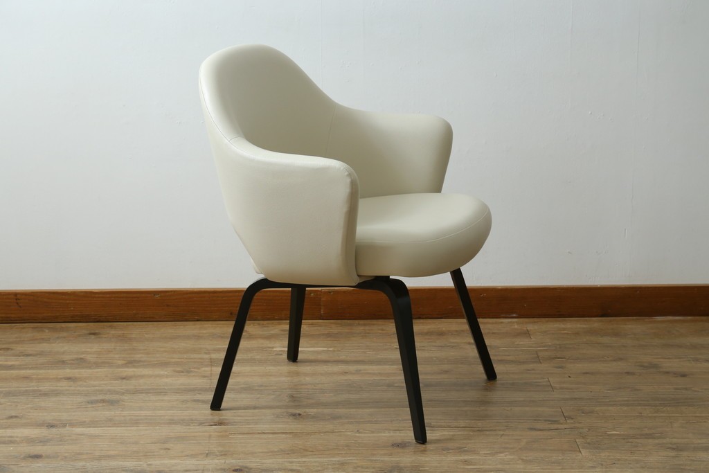 新古　未使用　Knoll(ノル)　本革(レザー)　生地KT Collection　脚エボニーウッド　Saarinen Collection Conference Arm Chair(サーリネン コレクション カンファレンス アームチェア)　シンプルで使い勝手の良いアームチェア　定価約48万円　(R-090219)