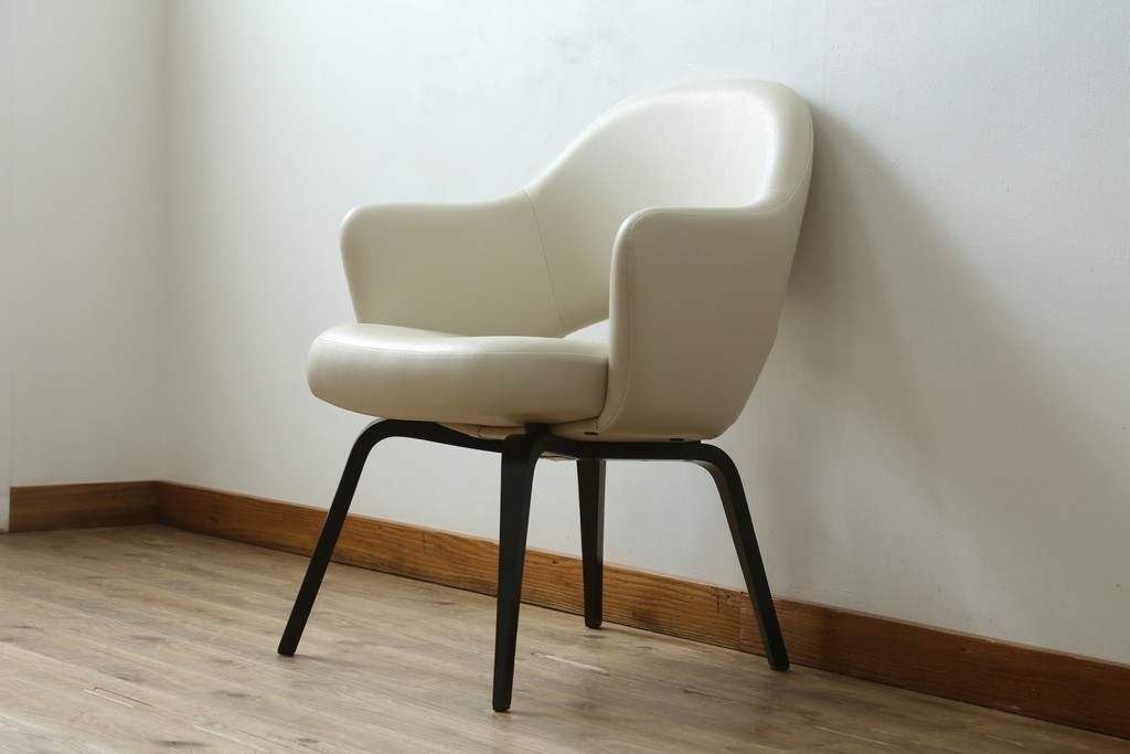 新古　未使用　Knoll(ノル)　本革(レザー)　生地KT Collection　脚エボニーウッド　Saarinen Collection Conference Arm Chair(サーリネン コレクション カンファレンス アームチェア)　シンプルで使い勝手の良いアームチェア　定価約48万円　(R-090219)