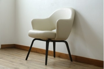 新古　未使用　Knoll(ノル)　本革(レザー)　生地KT Collection　脚エボニーウッド　Saarinen Collection Conference Arm Chair(サーリネン コレクション カンファレンス アームチェア)　シンプルで使い勝手の良いアームチェア　定価約48万円　(R-090219)