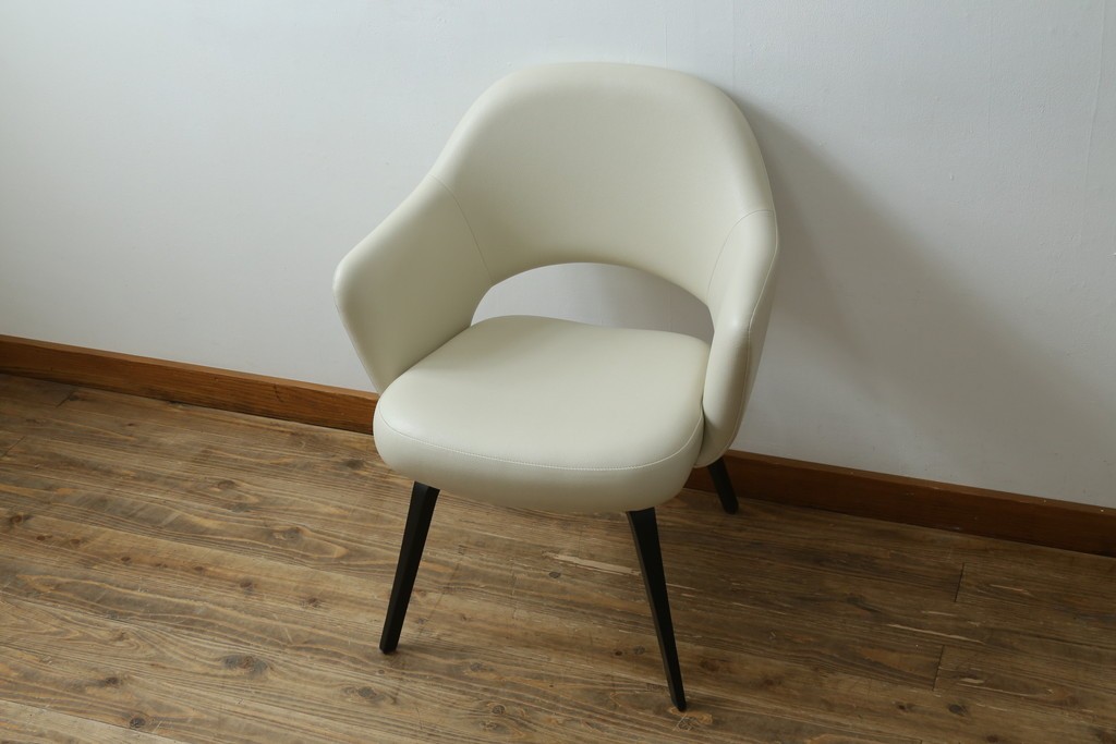 新古　未使用　Knoll(ノル)　本革(レザー)　生地KT Collection　脚エボニーウッド　Saarinen Collection Conference Arm Chair(サーリネン コレクション カンファレンス アームチェア)　シンプルで使い勝手の良いアームチェア　定価約48万円　(R-090219)