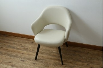 新古　未使用　Knoll(ノル)　本革(レザー)　生地KT Collection　脚エボニーウッド　Saarinen Collection Conference Arm Chair(サーリネン コレクション カンファレンス アームチェア)　シンプルで使い勝手の良いアームチェア　定価約48万円　(R-090219)