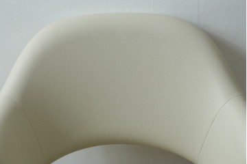 新古　未使用　Knoll(ノル)　本革(レザー)　生地KT Collection　脚エボニーウッド　Saarinen Collection Conference Arm Chair(サーリネン コレクション カンファレンス アームチェア)　シンプルで使い勝手の良いアームチェア　定価約48万円　(R-090219)