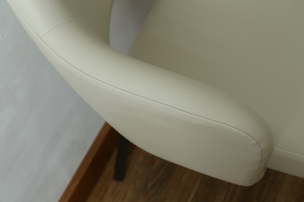 新古　未使用　Knoll(ノル)　本革(レザー)　生地KT Collection　脚エボニーウッド　Saarinen Collection Conference Arm Chair(サーリネン コレクション カンファレンス アームチェア)　シンプルで使い勝手の良いアームチェア　定価約48万円　(R-090219)