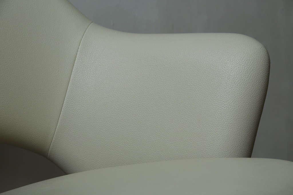 新古　未使用　Knoll(ノル)　本革(レザー)　生地KT Collection　脚エボニーウッド　Saarinen Collection Conference Arm Chair(サーリネン コレクション カンファレンス アームチェア)　シンプルで使い勝手の良いアームチェア　定価約48万円　(R-090219)