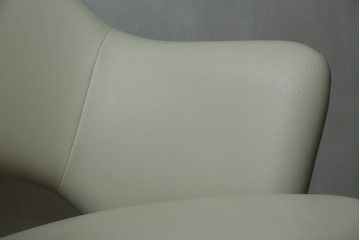 新古　未使用　Knoll(ノル)　本革(レザー)　生地KT Collection　脚エボニーウッド　Saarinen Collection Conference Arm Chair(サーリネン コレクション カンファレンス アームチェア)　シンプルで使い勝手の良いアームチェア　定価約48万円　(R-090219)