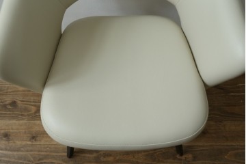 新古　未使用　Knoll(ノル)　本革(レザー)　生地KT Collection　脚エボニーウッド　Saarinen Collection Conference Arm Chair(サーリネン コレクション カンファレンス アームチェア)　シンプルで使い勝手の良いアームチェア　定価約48万円　(R-090219)