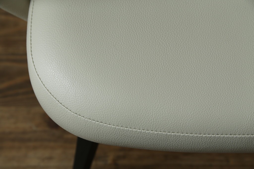 新古　未使用　Knoll(ノル)　本革(レザー)　生地KT Collection　脚エボニーウッド　Saarinen Collection Conference Arm Chair(サーリネン コレクション カンファレンス アームチェア)　シンプルで使い勝手の良いアームチェア　定価約48万円　(R-090219)