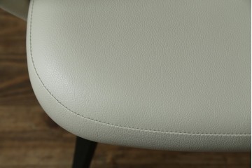 新古　未使用　Knoll(ノル)　本革(レザー)　生地KT Collection　脚エボニーウッド　Saarinen Collection Conference Arm Chair(サーリネン コレクション カンファレンス アームチェア)　シンプルで使い勝手の良いアームチェア　定価約48万円　(R-090219)