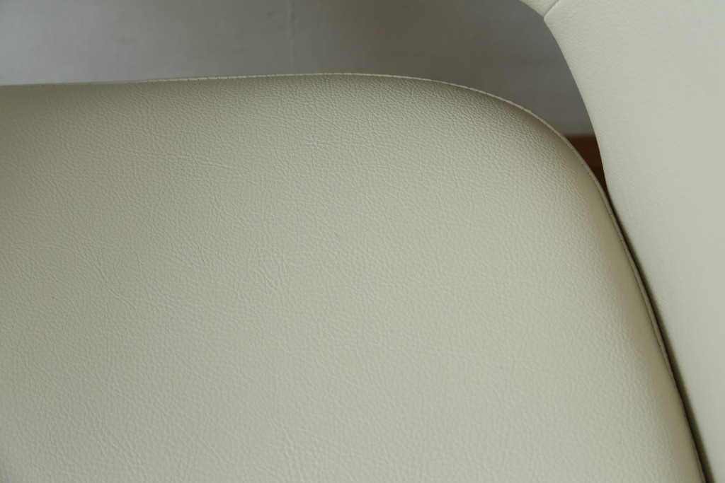 新古　未使用　Knoll(ノル)　本革(レザー)　生地KT Collection　脚エボニーウッド　Saarinen Collection Conference Arm Chair(サーリネン コレクション カンファレンス アームチェア)　シンプルで使い勝手の良いアームチェア　定価約48万円　(R-090219)