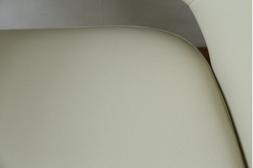 新古　未使用　Knoll(ノル)　本革(レザー)　生地KT Collection　脚エボニーウッド　Saarinen Collection Conference Arm Chair(サーリネン コレクション カンファレンス アームチェア)　シンプルで使い勝手の良いアームチェア　定価約48万円　(R-090219)