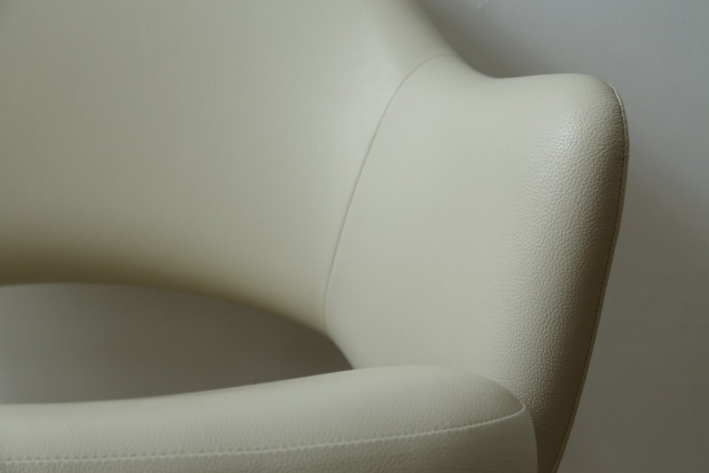 新古　未使用　Knoll(ノル)　本革(レザー)　生地KT Collection　脚エボニーウッド　Saarinen Collection Conference Arm Chair(サーリネン コレクション カンファレンス アームチェア)　シンプルで使い勝手の良いアームチェア　定価約48万円　(R-090219)