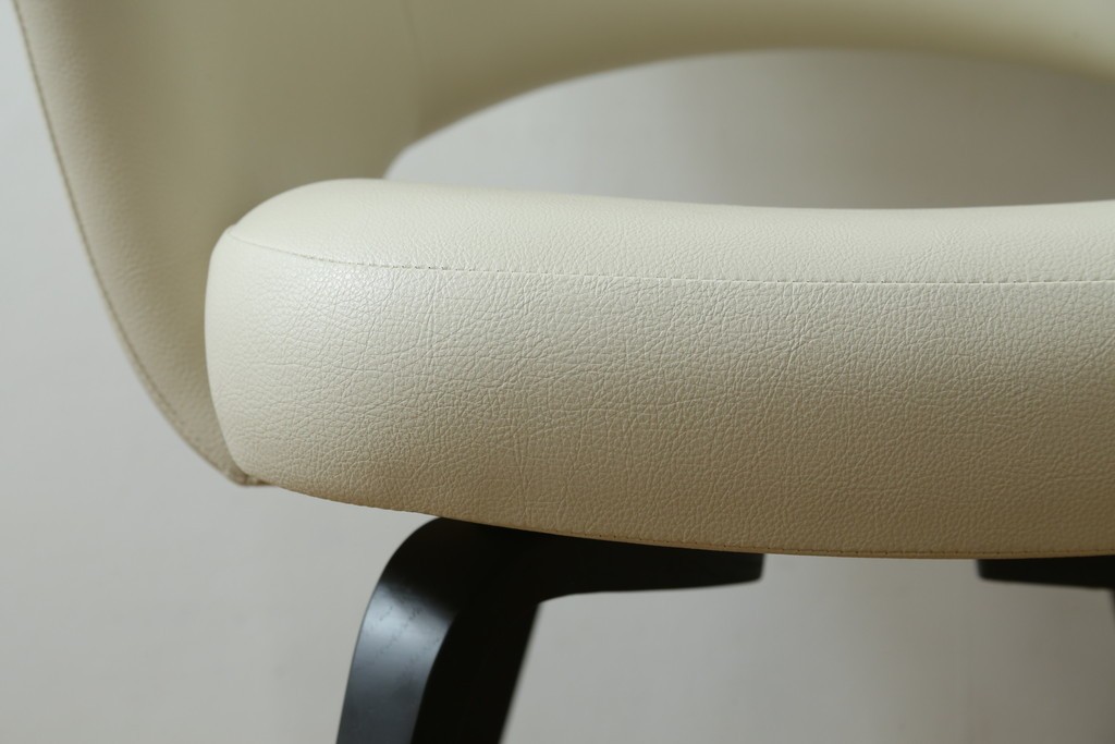 新古　未使用　Knoll(ノル)　本革(レザー)　生地KT Collection　脚エボニーウッド　Saarinen Collection Conference Arm Chair(サーリネン コレクション カンファレンス アームチェア)　シンプルで使い勝手の良いアームチェア　定価約48万円　(R-090219)