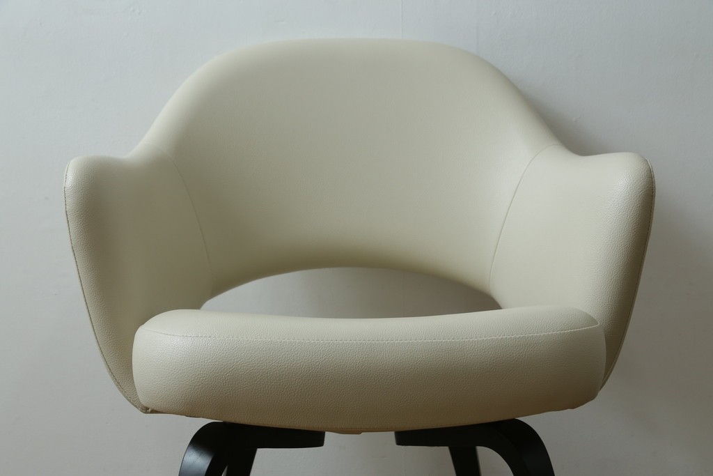 新古　未使用　Knoll(ノル)　本革(レザー)　生地KT Collection　脚エボニーウッド　Saarinen Collection Conference Arm Chair(サーリネン コレクション カンファレンス アームチェア)　シンプルで使い勝手の良いアームチェア　定価約48万円　(R-090219)