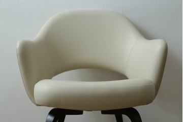 新古　未使用　Knoll(ノル)　本革(レザー)　生地KT Collection　脚エボニーウッド　Saarinen Collection Conference Arm Chair(サーリネン コレクション カンファレンス アームチェア)　シンプルで使い勝手の良いアームチェア　定価約48万円　(R-090219)