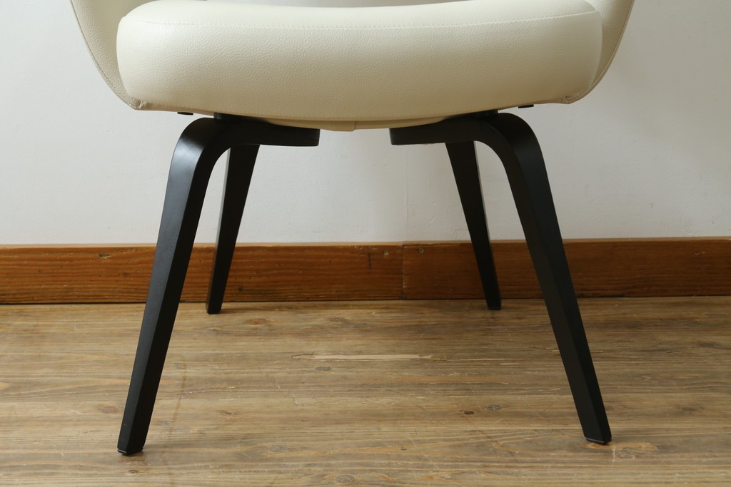 新古　未使用　Knoll(ノル)　本革(レザー)　生地KT Collection　脚エボニーウッド　Saarinen Collection Conference Arm Chair(サーリネン コレクション カンファレンス アームチェア)　シンプルで使い勝手の良いアームチェア　定価約48万円　(R-090219)