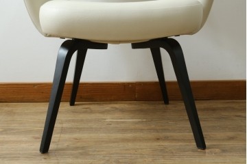 新古　未使用　Knoll(ノル)　本革(レザー)　生地KT Collection　脚エボニーウッド　Saarinen Collection Conference Arm Chair(サーリネン コレクション カンファレンス アームチェア)　シンプルで使い勝手の良いアームチェア　定価約48万円　(R-090219)