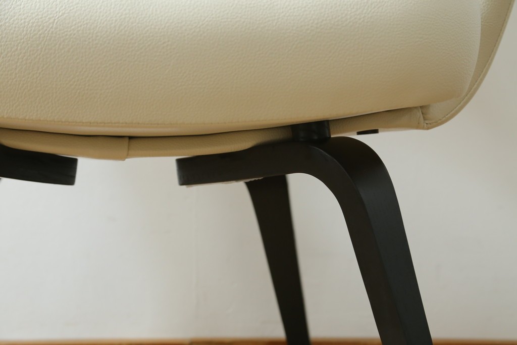 新古　未使用　Knoll(ノル)　本革(レザー)　生地KT Collection　脚エボニーウッド　Saarinen Collection Conference Arm Chair(サーリネン コレクション カンファレンス アームチェア)　シンプルで使い勝手の良いアームチェア　定価約48万円　(R-090219)