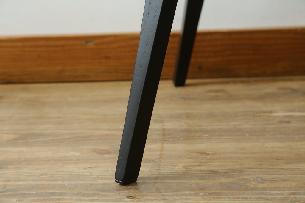 新古　未使用　Knoll(ノル)　本革(レザー)　生地KT Collection　脚エボニーウッド　Saarinen Collection Conference Arm Chair(サーリネン コレクション カンファレンス アームチェア)　シンプルで使い勝手の良いアームチェア　定価約48万円　(R-090219)