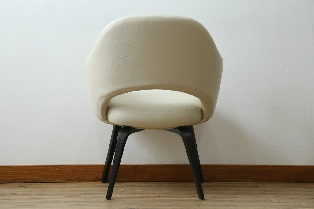 新古　未使用　Knoll(ノル)　本革(レザー)　生地KT Collection　脚エボニーウッド　Saarinen Collection Conference Arm Chair(サーリネン コレクション カンファレンス アームチェア)　シンプルで使い勝手の良いアームチェア　定価約48万円　(R-090219)