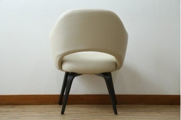 新古　未使用　Knoll(ノル)　本革(レザー)　生地KT Collection　脚エボニーウッド　Saarinen Collection Conference Arm Chair(サーリネン コレクション カンファレンス アームチェア)　シンプルで使い勝手の良いアームチェア　定価約48万円　(R-090219)