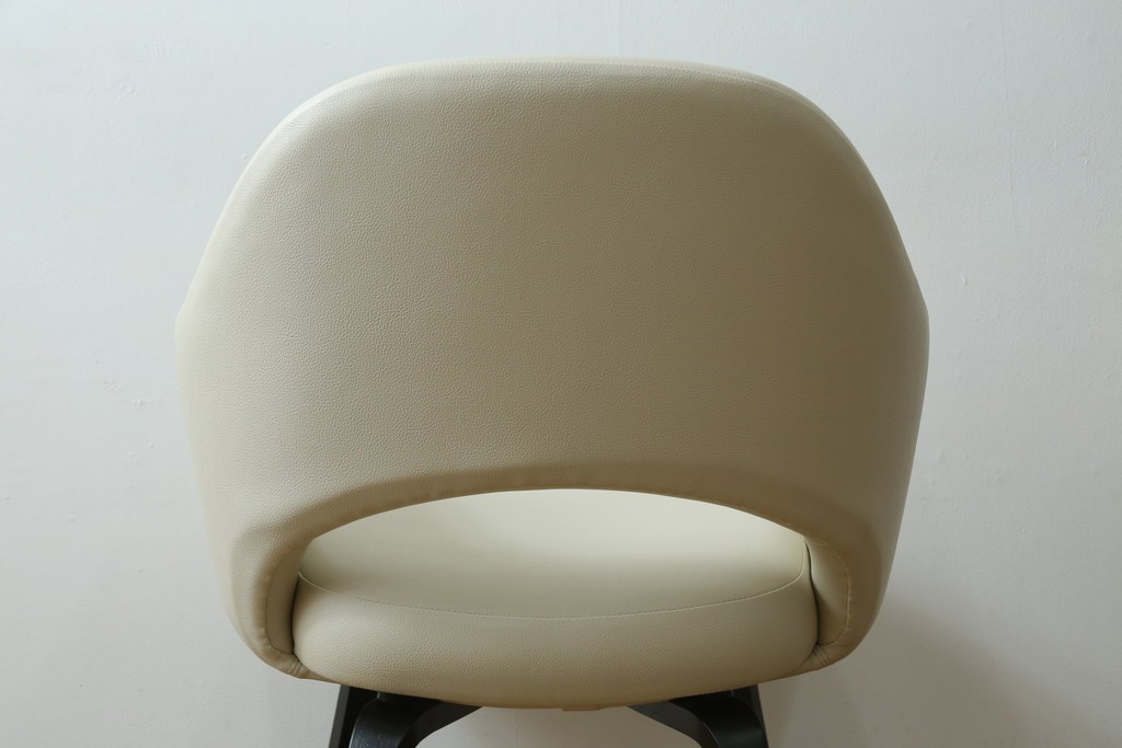 新古　未使用　Knoll(ノル)　本革(レザー)　生地KT Collection　脚エボニーウッド　Saarinen Collection Conference Arm Chair(サーリネン コレクション カンファレンス アームチェア)　シンプルで使い勝手の良いアームチェア　定価約48万円　(R-090219)