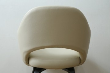 新古　未使用　Knoll(ノル)　本革(レザー)　生地KT Collection　脚エボニーウッド　Saarinen Collection Conference Arm Chair(サーリネン コレクション カンファレンス アームチェア)　シンプルで使い勝手の良いアームチェア　定価約48万円　(R-090219)