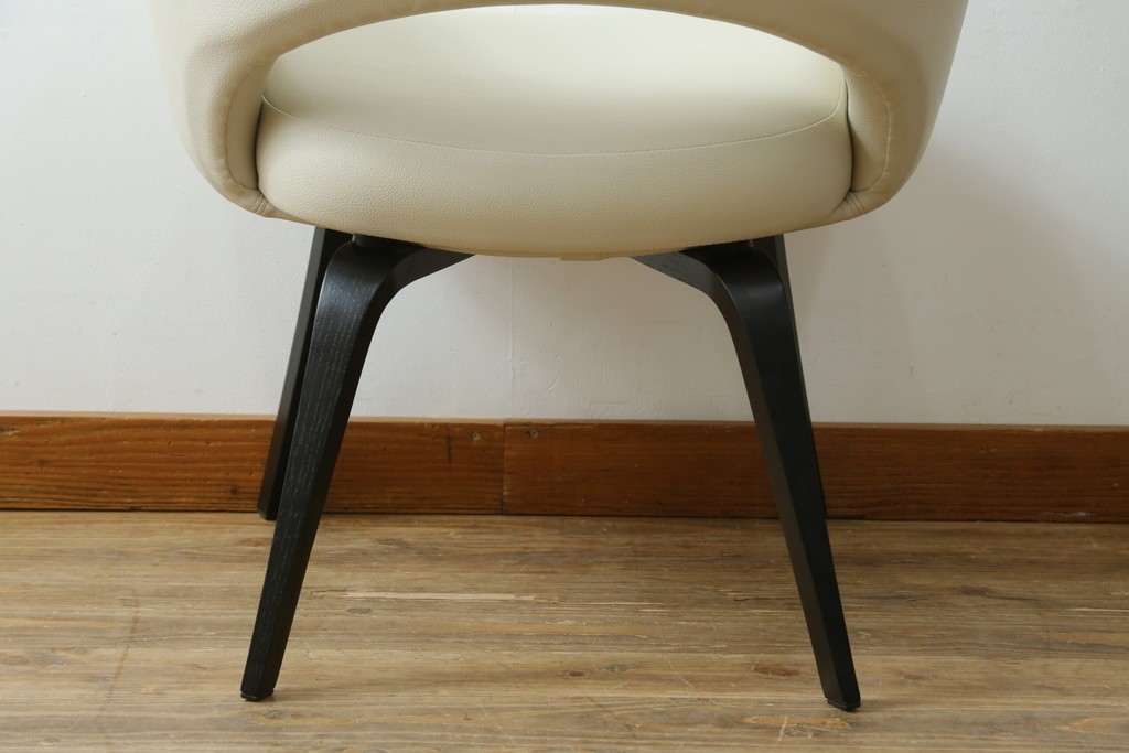 新古　未使用　Knoll(ノル)　本革(レザー)　生地KT Collection　脚エボニーウッド　Saarinen Collection Conference Arm Chair(サーリネン コレクション カンファレンス アームチェア)　シンプルで使い勝手の良いアームチェア　定価約48万円　(R-090219)