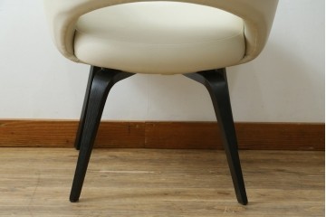 新古　未使用　Knoll(ノル)　本革(レザー)　生地KT Collection　脚エボニーウッド　Saarinen Collection Conference Arm Chair(サーリネン コレクション カンファレンス アームチェア)　シンプルで使い勝手の良いアームチェア　定価約48万円　(R-090219)