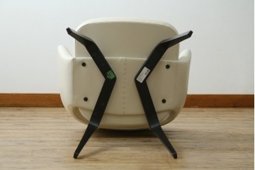 新古　未使用　Knoll(ノル)　本革(レザー)　生地KT Collection　脚エボニーウッド　Saarinen Collection Conference Arm Chair(サーリネン コレクション カンファレンス アームチェア)　シンプルで使い勝手の良いアームチェア　定価約48万円　(R-090219)