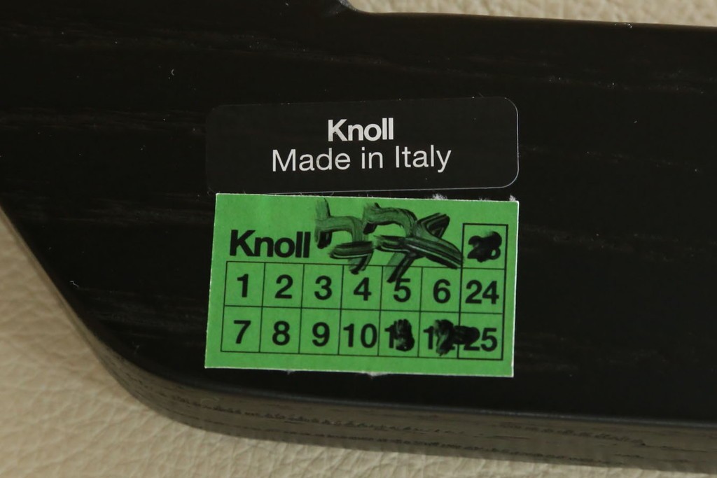 新古　未使用　Knoll(ノル)　本革(レザー)　生地KT Collection　脚エボニーウッド　Saarinen Collection Conference Arm Chair(サーリネン コレクション カンファレンス アームチェア)　シンプルで使い勝手の良いアームチェア　定価約48万円　(R-090219)