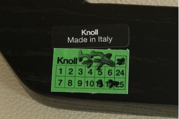 新古　未使用　Knoll(ノル)　本革(レザー)　生地KT Collection　脚エボニーウッド　Saarinen Collection Conference Arm Chair(サーリネン コレクション カンファレンス アームチェア)　シンプルで使い勝手の良いアームチェア　定価約48万円　(R-090219)