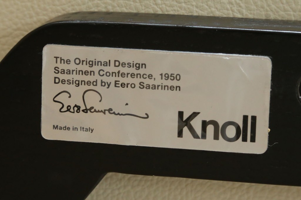 新古　未使用　Knoll(ノル)　本革(レザー)　生地KT Collection　脚エボニーウッド　Saarinen Collection Conference Arm Chair(サーリネン コレクション カンファレンス アームチェア)　シンプルで使い勝手の良いアームチェア　定価約48万円　(R-090219)