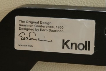 新古　未使用　Knoll(ノル)　本革(レザー)　生地KT Collection　脚エボニーウッド　Saarinen Collection Conference Arm Chair(サーリネン コレクション カンファレンス アームチェア)　シンプルで使い勝手の良いアームチェア　定価約48万円　(R-090219)