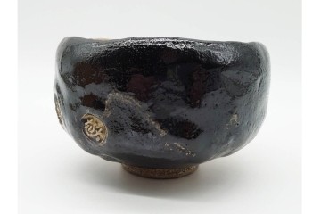 九代 大樋長左衛門　 大樋焼　直径約13cm(4.2寸)　大胆な掛分が目を引く数印黒茶碗　即中斎書付あり　共箱・共布付き　(R-090222)