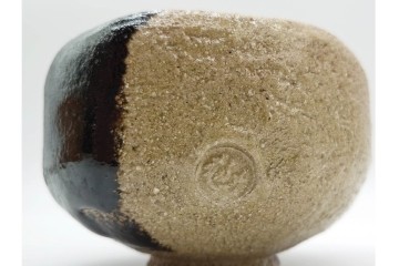 九代 大樋長左衛門　 大樋焼　直径約13cm(4.2寸)　大胆な掛分が目を引く数印黒茶碗　即中斎書付あり　共箱・共布付き　(R-090222)
