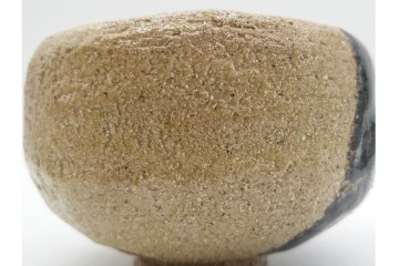 九代 大樋長左衛門　 大樋焼　直径約13cm(4.2寸)　大胆な掛分が目を引く数印黒茶碗　即中斎書付あり　共箱・共布付き　(R-090222)