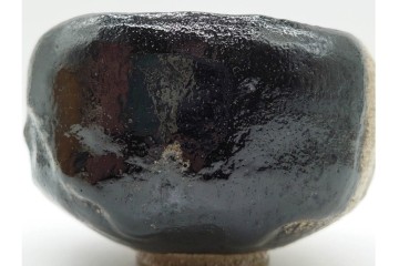 九代 大樋長左衛門　 大樋焼　直径約13cm(4.2寸)　大胆な掛分が目を引く数印黒茶碗　即中斎書付あり　共箱・共布付き　(R-090222)