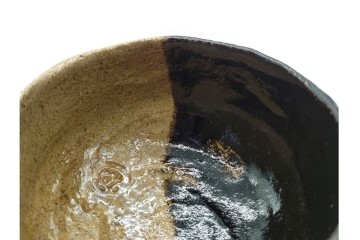 九代 大樋長左衛門　 大樋焼　直径約13cm(4.2寸)　大胆な掛分が目を引く数印黒茶碗　即中斎書付あり　共箱・共布付き　(R-090222)