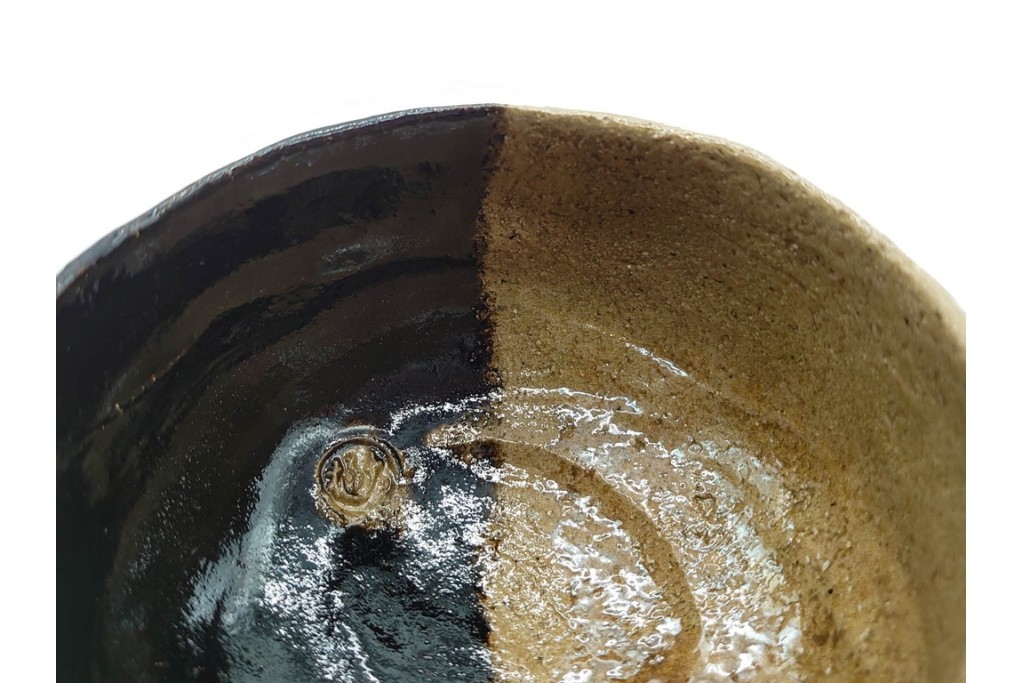 九代 大樋長左衛門　 大樋焼　直径約13cm(4.2寸)　大胆な掛分が目を引く数印黒茶碗　即中斎書付あり　共箱・共布付き　(R-090222)