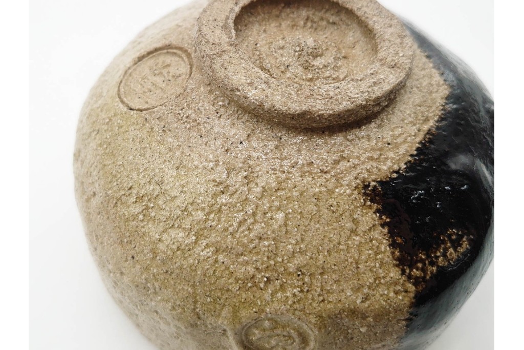 九代 大樋長左衛門　 大樋焼　直径約13cm(4.2寸)　大胆な掛分が目を引く数印黒茶碗　即中斎書付あり　共箱・共布付き　(R-090222)