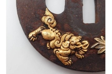 時代武具　鉄地丸形　金銀象嵌・高彫　牡丹獅子図の鍔　(R-090226)